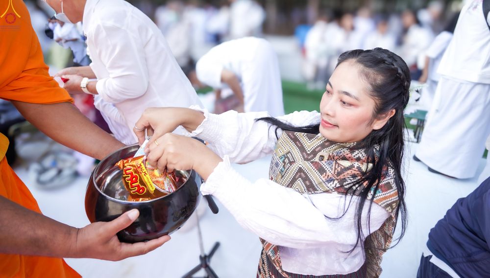 ภาพ No.289409:วันที่ 7 มกราคม พ.ศ. 2569 พิธีตักบาตรพระธรรมยาตรา ณ อนุสรณ์สถานลำดับที่ 1 สถานที่เกิดด้วยรูปกายเนื้อ อนุสรณ์สถานมหาวิหารพระมงคลเทพมุนี (โลตัสแลนด์) อ.สองพี่น้อง จ.สุพรรณบุรี ในโครงการธรรมยาตรา กตัญญูบูชา มหาปูชนียาจารย์ พระมงคลเทพมุนี(สด จนฺทสโร) พระผู้ป