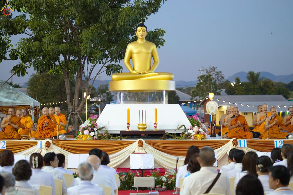 ภาพ No.284147:วันเสาร์ที่ 20 ธันวาคม พ.ศ.2568  พิธีตักบาตรพระ 10,000 รูป เนื่องในโอกาส 194 ปี จังหวัดกาญจนบุรี และอุทิศส่วนกุศลให้แด่บรรพชนทั้งหลาย บริเวณถนนสองแคว (Skywalk) เมืองกาญจนบุรี