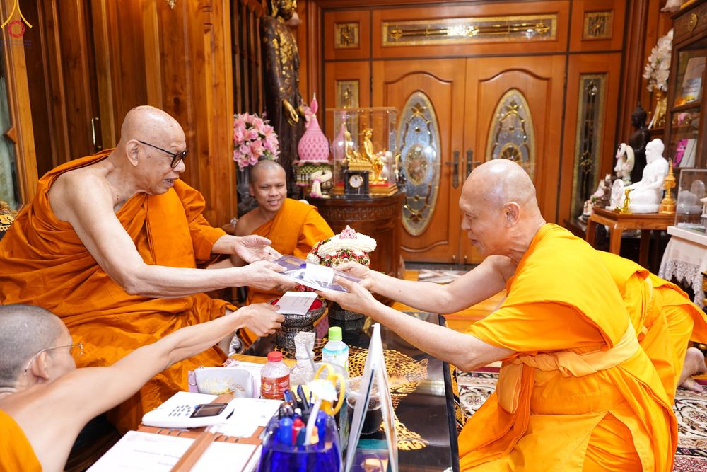 ภาพ No.286256:วันที่ 12 กรกฎาคม พศ.2568 (แรม 2 ค่ำ เดือน 8) พระภิกษุวัดพระธรรมกาย ทำวัตรพระผู้ใหญ่ เนื่องในวันเข้าพรรษา