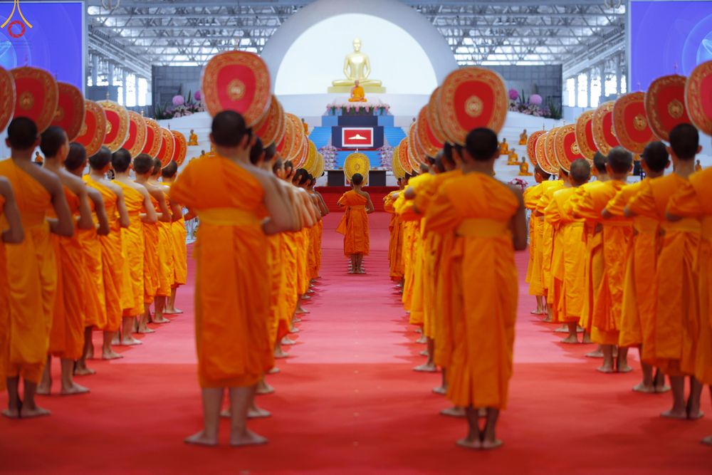 ภาพ No.338938:วันอาทิตย์ที่ 12 กรกฎาคม พ.ศ.2569 พิธีมุทิตาผู้สอบได้เปรียญธรรม ประโยค 1-2 ถึง ป.ธ.9 และ บ.ศ.1-2 ถึง บ.ศ.6 สำนักศาสนศึกษาวัดพระธรรมกาย ประจำปี 2569, พิธีมอบตราตั้งแต่งตั้งอาจารย์ใหญ่ สำนักศาสนศึกษาวัดพระธรรมกาย