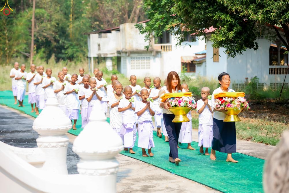 ภาพ No.317958:วันพฤหัสบดีที่ 2 เมษายน พ.ศ.2569 พิธีปลงผม , พิธีขอขมามอบบาตรและผ้าไตร , พิธีบรรพชาสามเณร จำนวน 28 รูป   ณ วัดโซกเป็ดอภิญญาโณ ต.เมืองเก่า อ.เมือง จ.สุโขทัย