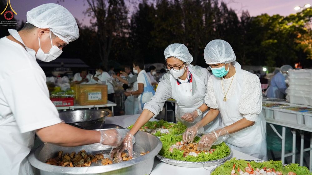 ภาพ No.71306:พิธีถวายภัตตาหารเป็นสังฆทาน แด่คณะพระธรรมยาตราฯ ในโครงการธรรมยาตรากตัญญูบูชา มหาปูชนียาจารย์ พระมงคลเทพมุนี(สด จนฺทสโร) พระผู้ปราบมาร อนุสรณ์สถาน 7 แห่ง ปีที่ 11 วันที่ 15 มกราคม พ.ศ. 2566