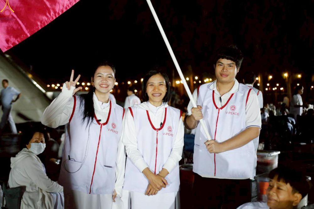 ภาพ No.300666:ภาพเบื้องหลังอาสาสมัครรวมใจ ชุดที่ 3 ในโครงการธรรมยาตรา กตัญญูบูชา มหาปูชนียาจารย์ พระมงคลเทพมุนี(สด จนฺทสโร) พระผู้ปราบมาร อนุสรณ์สถาน 7 แห่ง ปีที่ 14