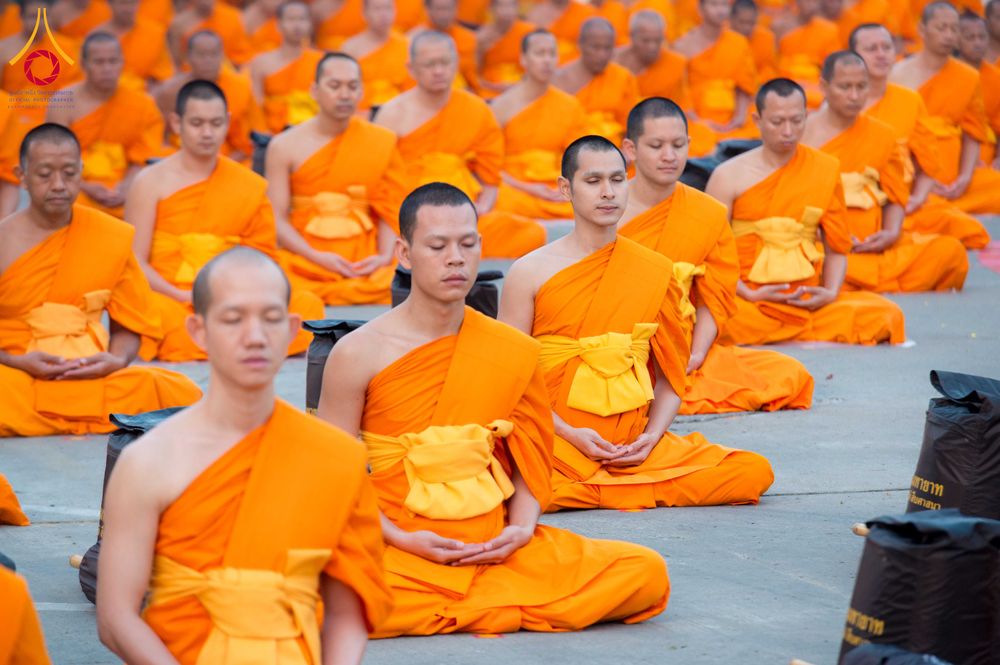 ภาพ No.297298:วันที่ 15 มกราคม พ.ศ.2569 พระธรรมยาตราปฏิบัติธรรมและถ่ายภาพหมู่ประวัติศาสตร์ อนุสรณ์สถานลำดับที่ 4 สถานที่เกิดด้วยกายธรรม  ณ วัดโบสถ์บน ต.บางคูเวียง จ.นนทบุรี ในโครงการธรรมยาตรา กตัญญูบูชา มหาปูชนียาจารย์ พระมงคลเทพมุนี(สด จนฺทสโร) พระผู้ปราบมาร อนุสรณ์ส
