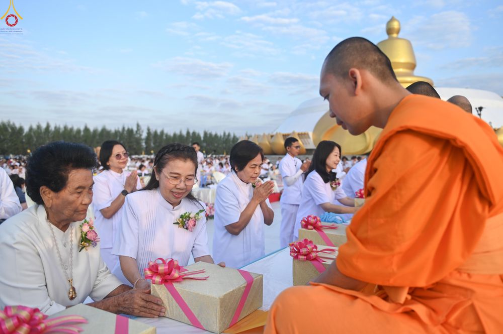 ภาพ No.302538:วันที่ 24 มกราคม พ.ศ. 2569 พิธีตักบาตรพระธรรมยาตรา ณ อนุสรณ์สถานลำดับที่ 5 สถานที่เผยแผ่วิชชาธรรมกายครั้งแรก อนุสรณ์สถานบางปลา วัดบางปลา อำเภอบางเลน จังหวัดนครปฐม ในโครงการธรรมยาตรา กตัญญูบูชา มหาปูชนียาจารย์ พระมงคลเทพมุนี(สด จนฺทสโร) พระผู้ปราบมาร อนุส