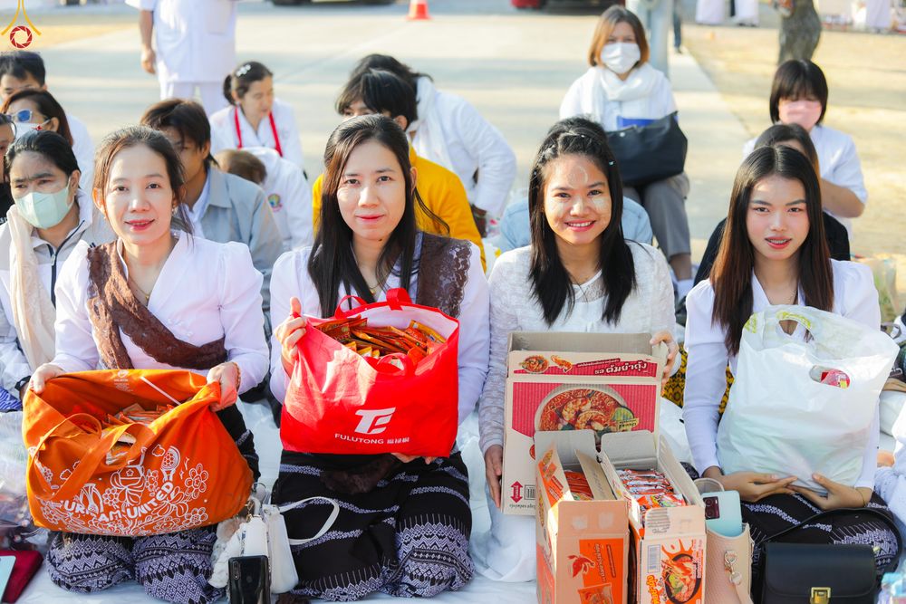 ภาพ No.292404:วันที่ 11 มกราคม พ.ศ. 2569 พิธีตักบาตรพระธรรมยาตรา ณ อนุสรณ์สถานคลองบางนางแท่น อ.สามพราน จ.นครปฐม ในโครงการธรรมยาตรา กตัญญูบูชา มหาปูชนียาจารย์ พระมงคลเทพมุนี(สด จนฺทสโร) พระผู้ปราบมาร อนุสรณ์สถาน 7 แห่ง ปีที่ 14