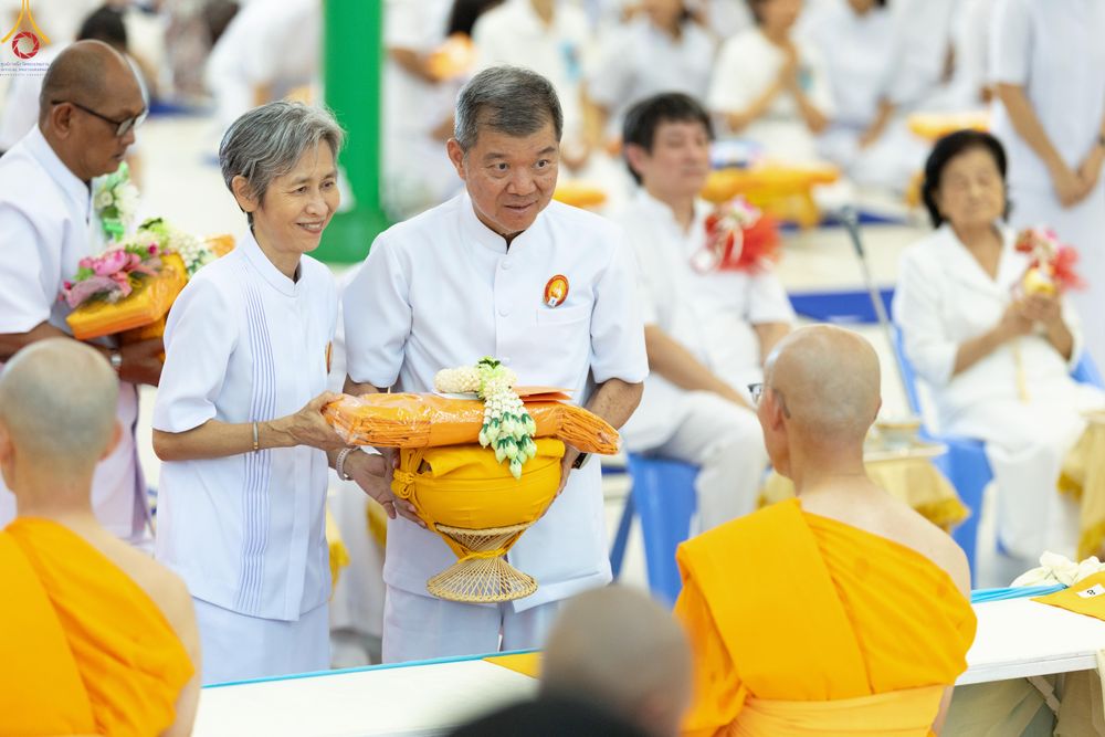 ภาพ No.330833:วันวิสาขบูชา อาทิตย์ที่ 31 พฤษภาคม พ.ศ.2569 พิธีบรรพชาสามเณรอุบาสก 11 ท่าน , พิธีถวายบาตรผ้าไตร และจตุปัจจัยไทยธรรม แด่สามเณร , พิธีอุปสมบทอุทิศชีวิต , พิธีกล่าวคำกัปปิยภัณฑ์  ณ อุโบสถพระไตรปิฎก วัดพระธรรมกาย จังหวัดปทุมธานี
