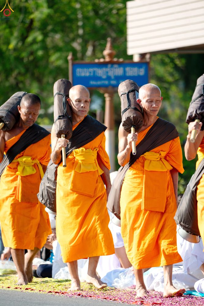 ภาพ No.292830:วันที่ 11 มกราคม พ.ศ. 2569 พิธีต้อนรับพระธรรมยาตรา ณ อนุสรณ์สถานลำดับที่ 3 สถานที่เกิดในเพศสมณะ วัดสองพี่น้อง อำเภอสองพี่น้อง จังหวัดสุพรรณบุรี ในโครงการธรรมยาตรา กตัญญูบูชา มหาปูชนียาจารย์ พระมงคลเทพมุนี(สด จนฺทสโร) พระผู้ปราบมาร อนุสรณ์สถาน 7 แห่ง ปีที