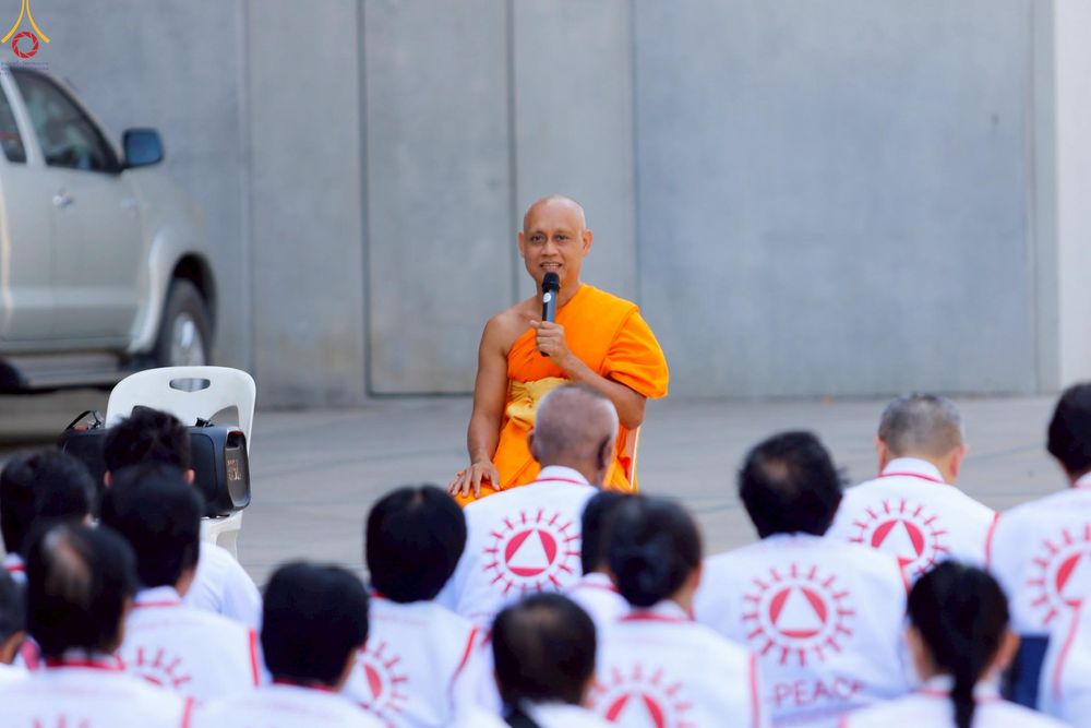 ภาพ No.295965:ภาพเบื้องหลังอาสาสมัครรวมใจ ชุดที่ 1 ในโครงการธรรมยาตรา กตัญญูบูชา มหาปูชนียาจารย์ พระมงคลเทพมุนี(สด จนฺทสโร) พระผู้ปราบมาร อนุสรณ์สถาน 7 แห่ง ปีที่ 14