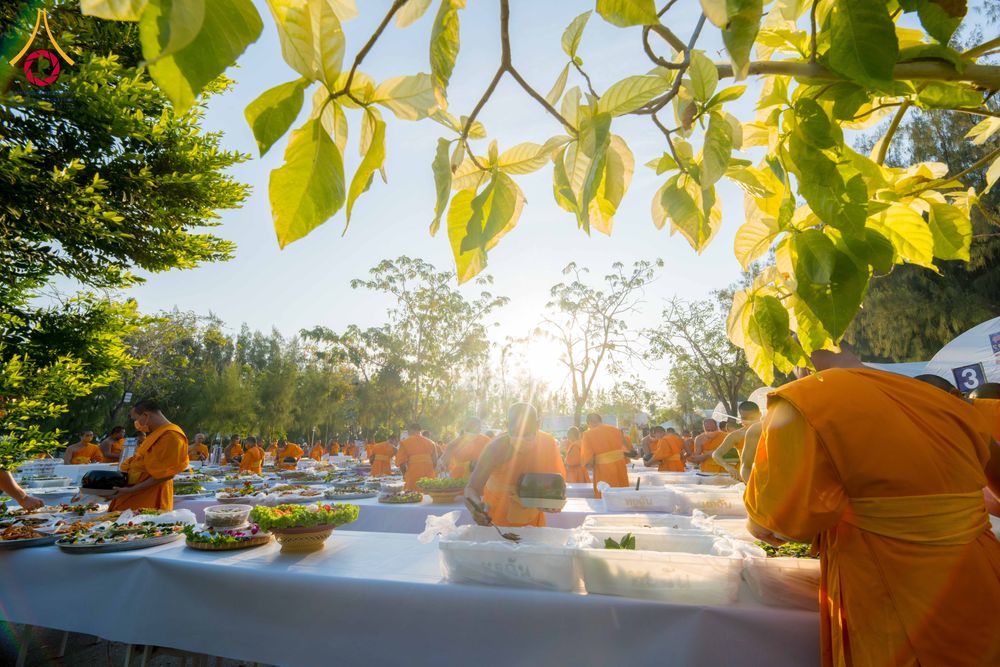 ภาพ No.292719:วันที่ 12 มกราคม พ.ศ. 2569 พิธีถวายภัตตาหารเป็นสังฆทาน แด่พระธรรมยาตรา ณ อนุสรณ์สถานมหาวิหารพระมงคลเทพมุนี (โลตัสแลนด์) อ.สองพี่น้อง จ.สุพรรณบุรี ในโครงการธรรมยาตรา กตัญญูบูชา มหาปูชนียาจารย์ พระมงคลเทพมุนี(สด จนฺทสโร) พระผู้ปราบมาร อนุสรณ์สถาน 7 แห่ง ปี