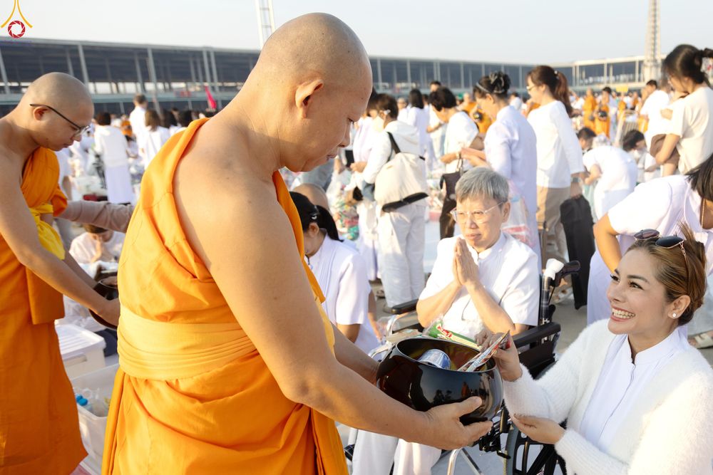 ภาพ No.279867:วันที่ 1 มกราคม พ.ศ.2569 พิธีตักบาตรในวันขึ้นปีใหม่ ณ ลานธรรม วัดพระธรรมกาย