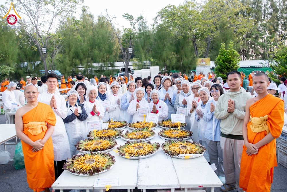 ภาพ No.288282:วันที่ 5 มกราคม พ.ศ. 2569 พิธีถวายภัตตาหารเป็นสังฆทาน แด่พระธรรมยาตรา ในโครงการธรรมยาตรา กตัญญูบูชา มหาปูชนียาจารย์ พระมงคลเทพมุนี(สด จนฺทสโร) พระผู้ปราบมาร อนุสรณ์สถาน 7 แห่ง ปีที่ 14 ณ อนุสรณ์สถานมหาวิหารพระมงคลเทพมุนี (โลตัสแลนด์) อ.สองพี่น้อง จ.สุพรร