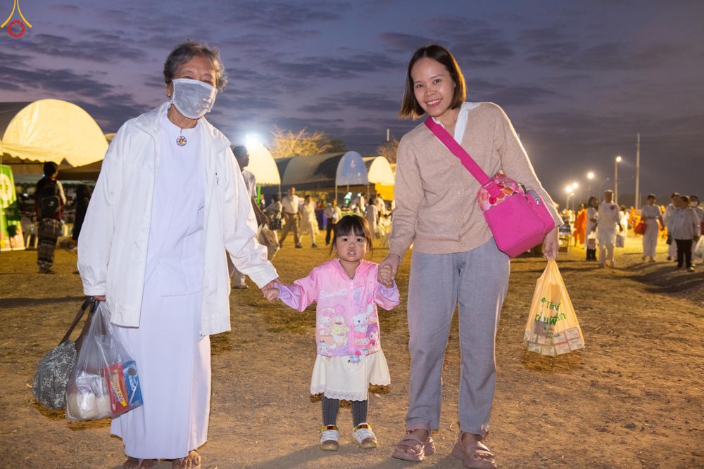 ภาพ No.302386:วันที่ 24 มกราคม พ.ศ. 2569 พิธีตักบาตรพระธรรมยาตรา ณ อนุสรณ์สถานลำดับที่ 5 สถานที่เผยแผ่วิชชาธรรมกายครั้งแรก อนุสรณ์สถานบางปลา วัดบางปลา อำเภอบางเลน จังหวัดนครปฐม ในโครงการธรรมยาตรา กตัญญูบูชา มหาปูชนียาจารย์ พระมงคลเทพมุนี(สด จนฺทสโร) พระผู้ปราบมาร อนุส