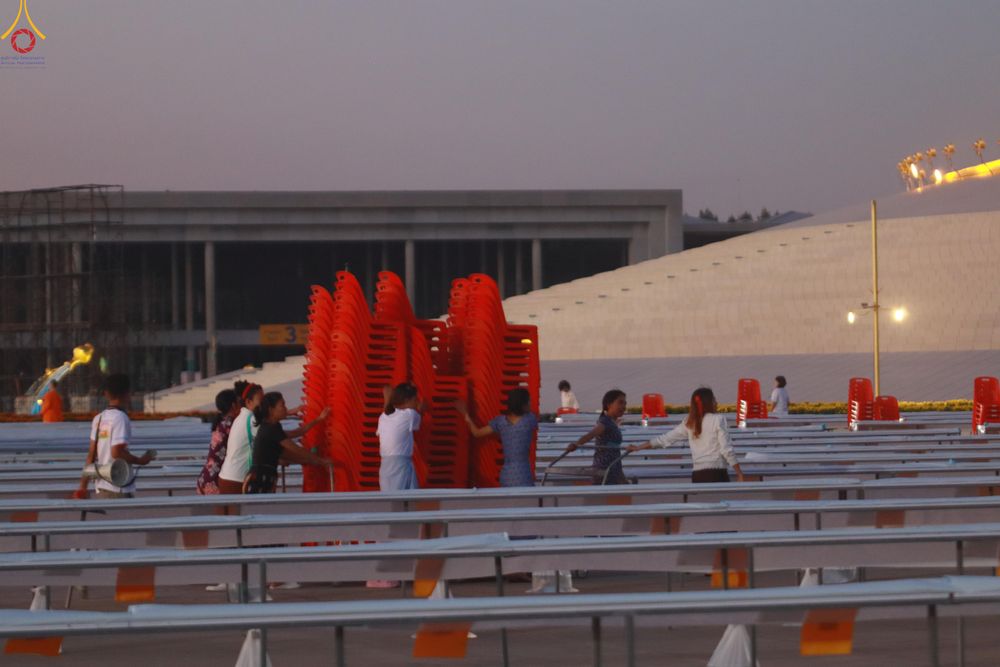 ภาพ No.322043:วันที่ 12 -13 เมษายน พ.ศ.2569 การเตรียมกล่องไทยธรรม + การขนย้ายเก้าอี้ เพื่องานถวายมหาสังฆทาน 40,000 กว่าวัดทั่วประเทศ วันคุ้มครองโลก 22 เมษายน พ.ศ.2569 วัดพระธรรมกาย