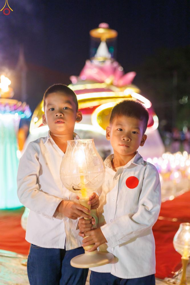 ภาพ No.294162:วันที่ 13 มกราคม พ.ศ. 2569 พิธีจุดประทีปถวายเป็นพุทธบูชา และบูชาธรรมมหาปูชนียาจารย์  (ภาพชุดที่ 2) ณ วัดสองพี่น้อง ต.ต้นตาล อ.สองพี่น้อง จ.สุพรรณบุรี ในโครงการธรรมยาตรา กตัญญูบูชา มหาปูชนียาจารย์ พระมงคลเทพมุนี(สด จนฺทสโร) พระผู้ปราบมาร อนุสรณ์สถาน 7 แห่