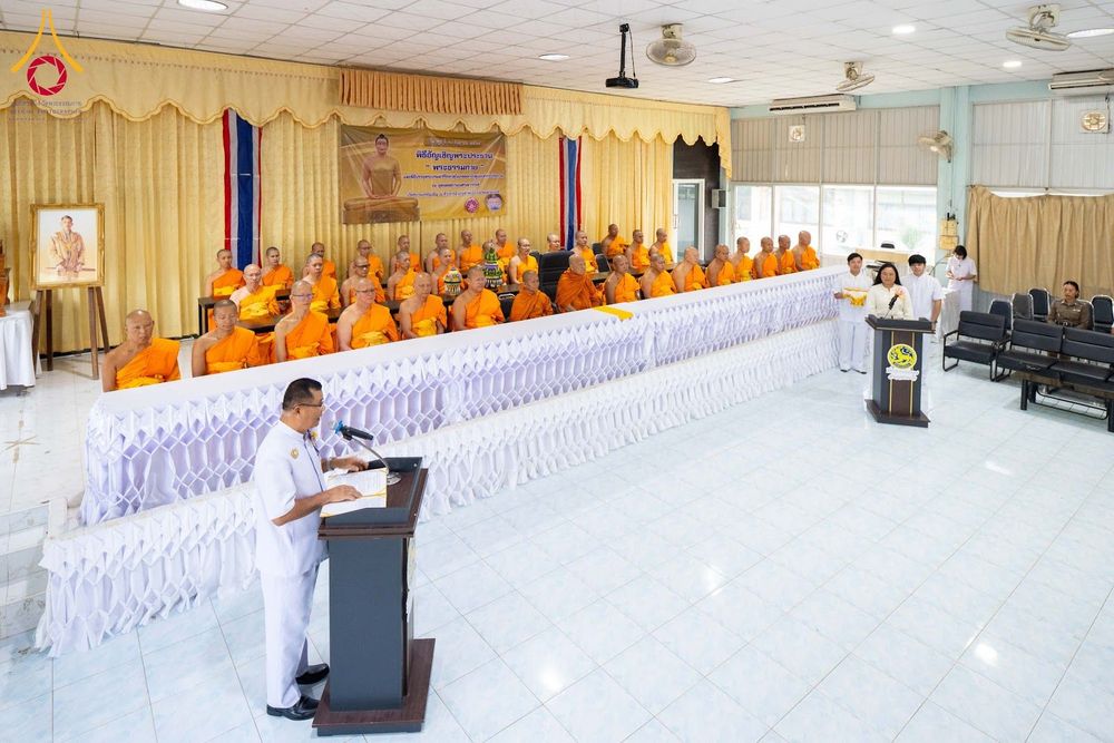 พระภิกษุสงฆ์และผู้เข้าร่วมพิธีทางศาสนาภายในอาคาร