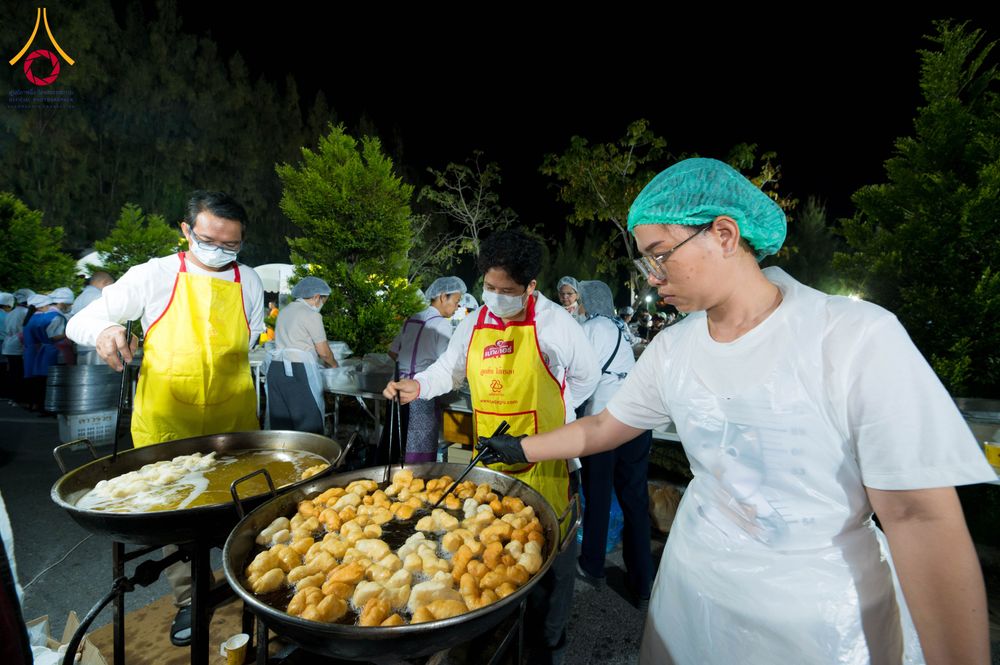 ภาพ No.287944:วันที่ 4 มกราคม พ.ศ. 2569 พิธีถวายภัตตาหารเป็นสังฆทาน แด่พระธรรมยาตรา ในโครงการธรรมยาตรา กตัญญูบูชา มหาปูชนียาจารย์ พระมงคลเทพมุนี(สด จนฺทสโร) พระผู้ปราบมาร อนุสรณ์สถาน 7 แห่ง ปีที่ 14 ณ อนุสรณ์สถานมหาวิหารพระมงคลเทพมุนี (โลตัสแลนด์) อ.สองพี่น้อง จ.สุพรร