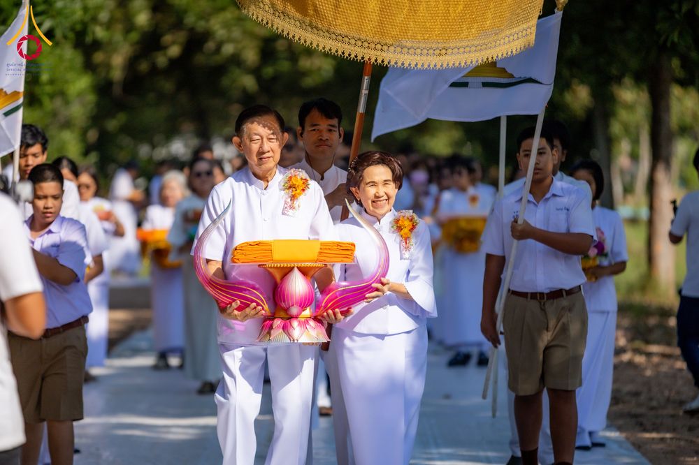 ภาพ No.285717:วันพุธที่ 10 ธันวาคม พ.ศ.2568  พิธีตอกเสาเข็มมงคลต้นสุดท้าย รองรับองค์พระเจดีย์เพื่อสร้างสันติภาพโลก ณ ศูนย์ปฏิบัติธรรมและศูนย์อบรมเยาวชน ชัยนาท