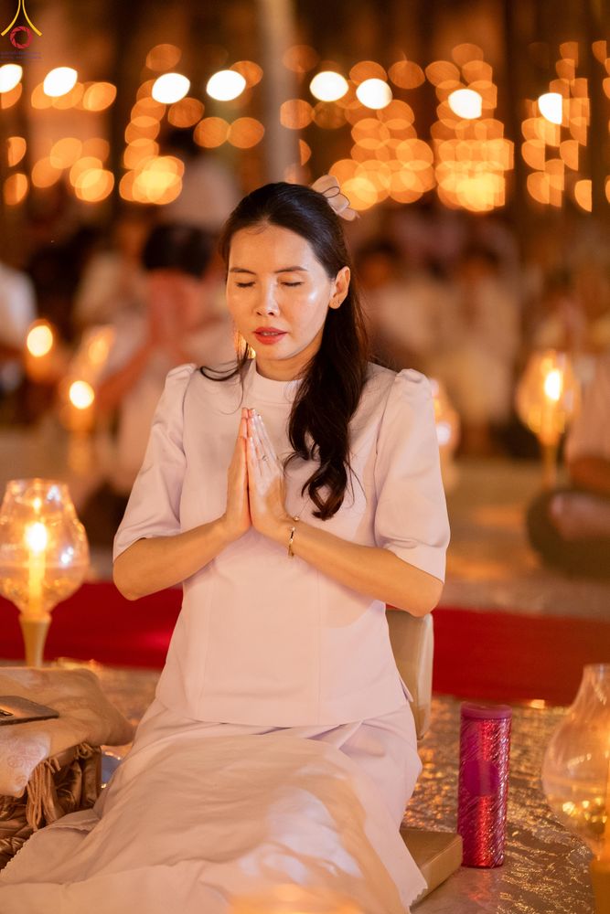 ภาพ No.290243:วันที่ 6 มกราคม พ.ศ. 2569 พิธีจุดประทีปถวายเป็นพุทธบูชา และบูชาธรรมมหาปูชนียาจารย์ (ภาพชุดที่ 2) ณ อนุสรณ์สถานมหาวิหารพระมงคลเทพมุนี (โลตัสแลนด์) อ.สองพี่น้อง จ.สุพรรณบุรี ในโครงการธรรมยาตรา กตัญญูบูชา มหาปูชนียาจารย์ พระมงคลเทพมุนี(สด จนฺทสโร) พระผู้ปรา