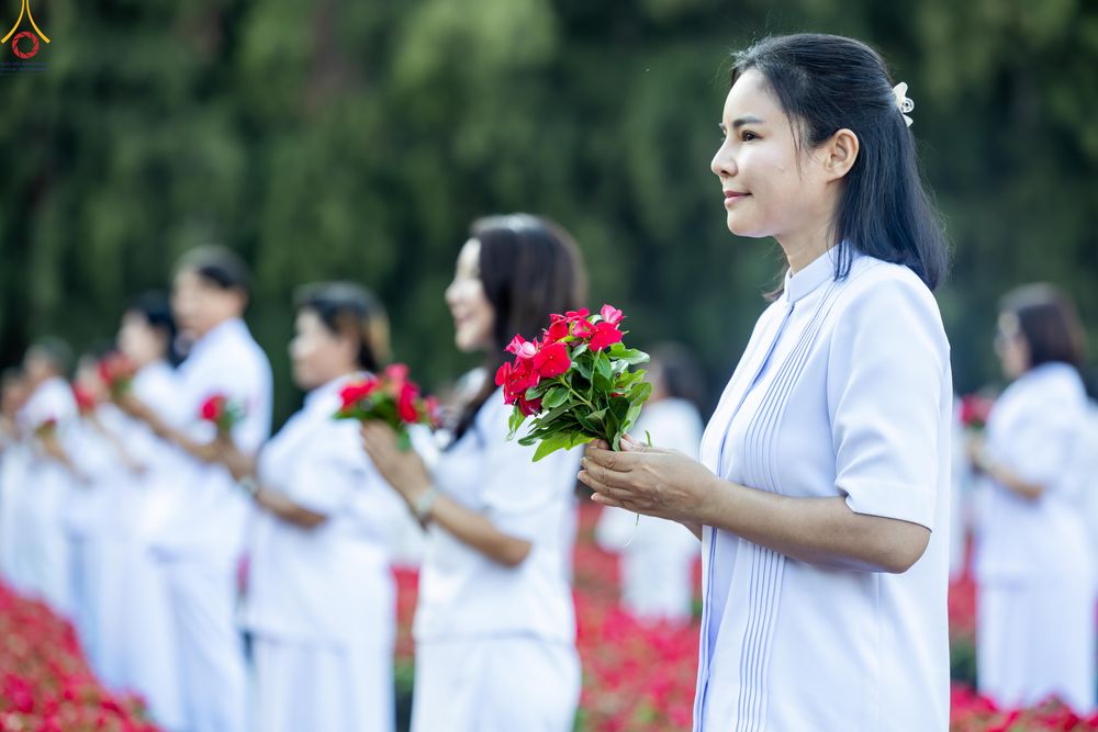 ภาพ No.280936:วันที่ 28 ธันวาคม พ.ศ.2568 กิจกรรมเก็บดอกแพงรวย ณ ทุ่งสวรรค์ตะวันฉาย วัดพระธรรมกาย