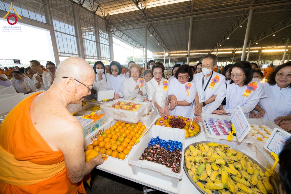 ภาพ No.287335:วันที่ 3 มกราคม พ.ศ.2569 พิธีถวายภัตตาหารเป็นสังฆทาน แด่พระธรรมยาตรา ณ วัดพระธรรมกาย  จังหวัดปทุมธานี ในโครงการธรรมยาตรา กตัญญูบูชา มหาปูชนียาจารย์ พระมงคลเทพมุนี(สด จนฺทสโร) พระผู้ปราบมาร อนุสรณ์สถาน 7 แห่ง ปีที่ 14