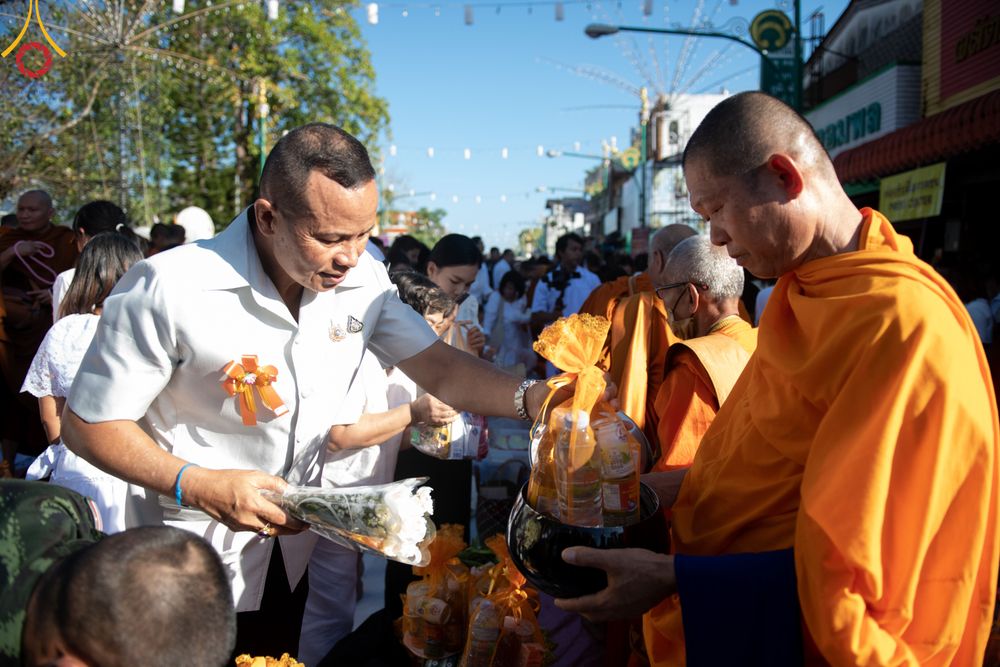 ภาพ No.311232:วันเสาร์ที่ 28 กุมภาพันธ์ พ.ศ. 2569 พิธีตักบาตรพระมหากุศล 11,250 รูป เฉลิมฉลอง 1,250 ปีศรีธรรมราชเจดีย์ สู่มรดกโลก ณ ถนนราชดำเนิน บริเวณหน้าวัดพระมหาธาตุวรมหาวิหาร อ.เมือง จ.นครศรีธรรมราช