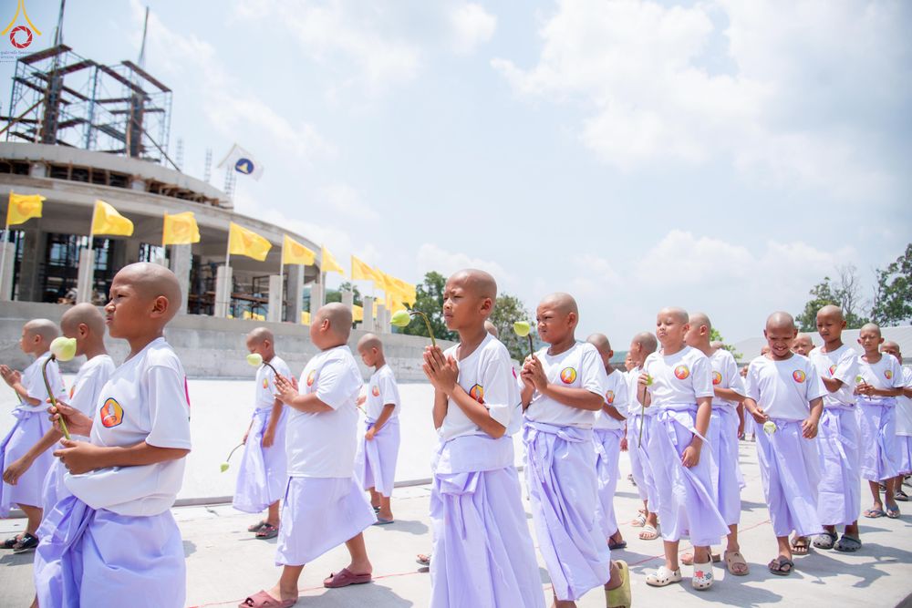 ภาพ No.320136:วันเสาร์ที่ 4 เมษายน 2569 พิธีตัดปอยผม ขอขมาผู้ปกครอง  มอบบาตร-ผ้าไตร และพิธีบรรพชาสามเณร 87 รูป  ณ ศูนย์ปฏิบัติธรรมระยอง(บ้านช่องลม)  ต.บางบุตร อ.บ้านค่าย จ.ระยอง