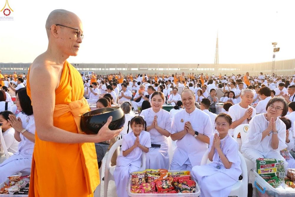 ภาพ No.279846:วันที่ 1 มกราคม พ.ศ.2569 พิธีตักบาตรในวันขึ้นปีใหม่ ณ ลานธรรม วัดพระธรรมกาย