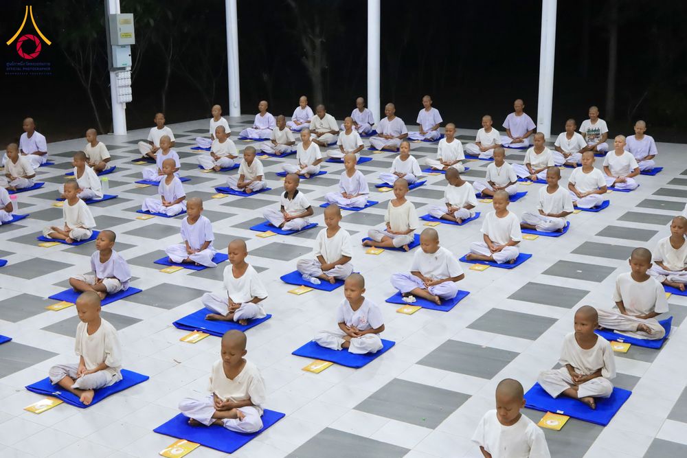 ภาพ No.319923:วันที่ 1 เมษายน พ.ศ.2569 นาคน้อยว่าที่สามเณรธรมทายาท จำนวน 98 คน  ร่วมกันสวดมนต์ทำวัตรเย็นและนั่งสมาธิ ณ ศูนย์ปฏิบัติธรรมบุรีรัมย์ จ.บุรีรัมย์