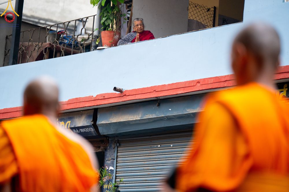 ภาพ No.317156:วันจันทร์ที่ 30 มีนาคม พ.ศ.2569 จาริกบิณฑบาตสยมภูนาทสู่พระราชวังหนุมานโดกา ประเทศเนปาล