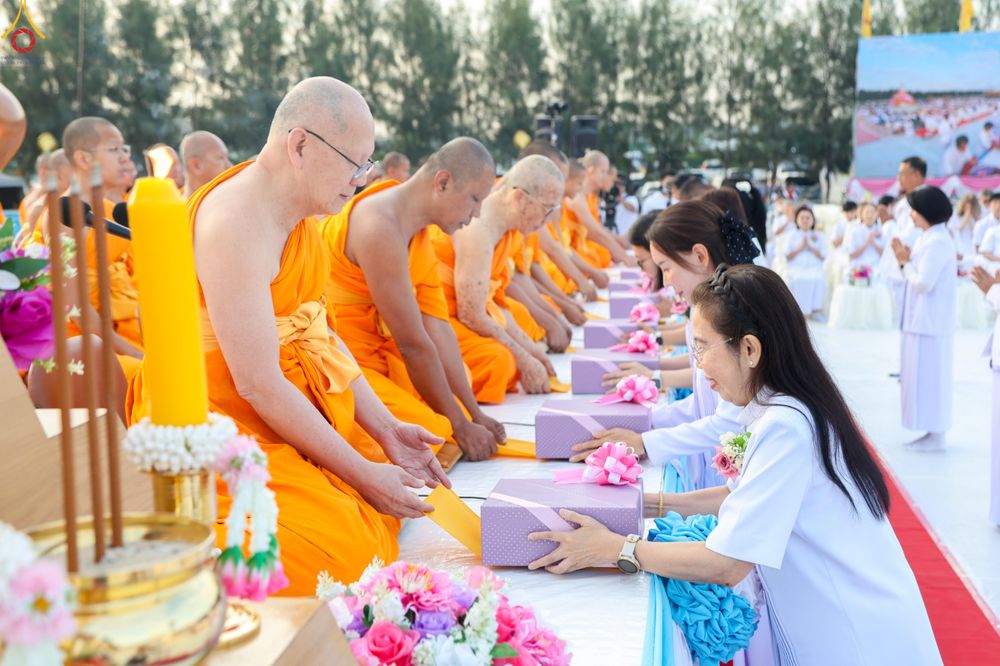 ภาพ No.302533:วันที่ 24 มกราคม พ.ศ. 2569 พิธีตักบาตรพระธรรมยาตรา ณ อนุสรณ์สถานลำดับที่ 5 สถานที่เผยแผ่วิชชาธรรมกายครั้งแรก อนุสรณ์สถานบางปลา วัดบางปลา อำเภอบางเลน จังหวัดนครปฐม ในโครงการธรรมยาตรา กตัญญูบูชา มหาปูชนียาจารย์ พระมงคลเทพมุนี(สด จนฺทสโร) พระผู้ปราบมาร อนุส