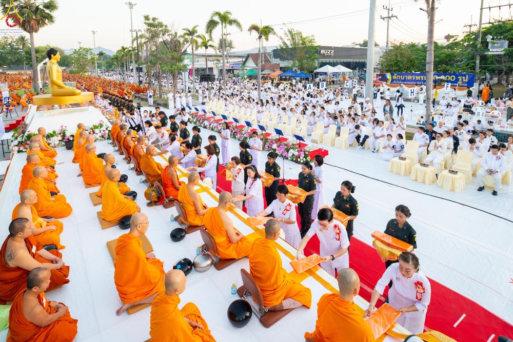 ภาพ No.282593:วันเสาร์ที่ 20 ธันวาคม พ.ศ.2568 พิธีตักบาตรพระ 10,000 รูป (ชุด 2) เนื่องในโอกาส 194 ปี จังหวัดกาญจนบุรี และอุทิศส่วนกุศลให้แด่บรรพชนทั้งหลาย บริเวณถนนสองแคว (Skywalk) เมืองกาญจนบุรี