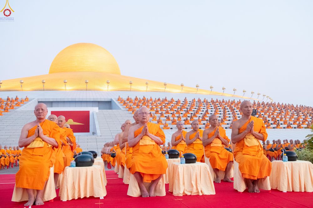 ภาพ No.279712:วันที่ 1 มกราคม พ.ศ.2569 พิธีตักบาตรในวันขึ้นปีใหม่ ณ ลานธรรม วัดพระธรรมกาย