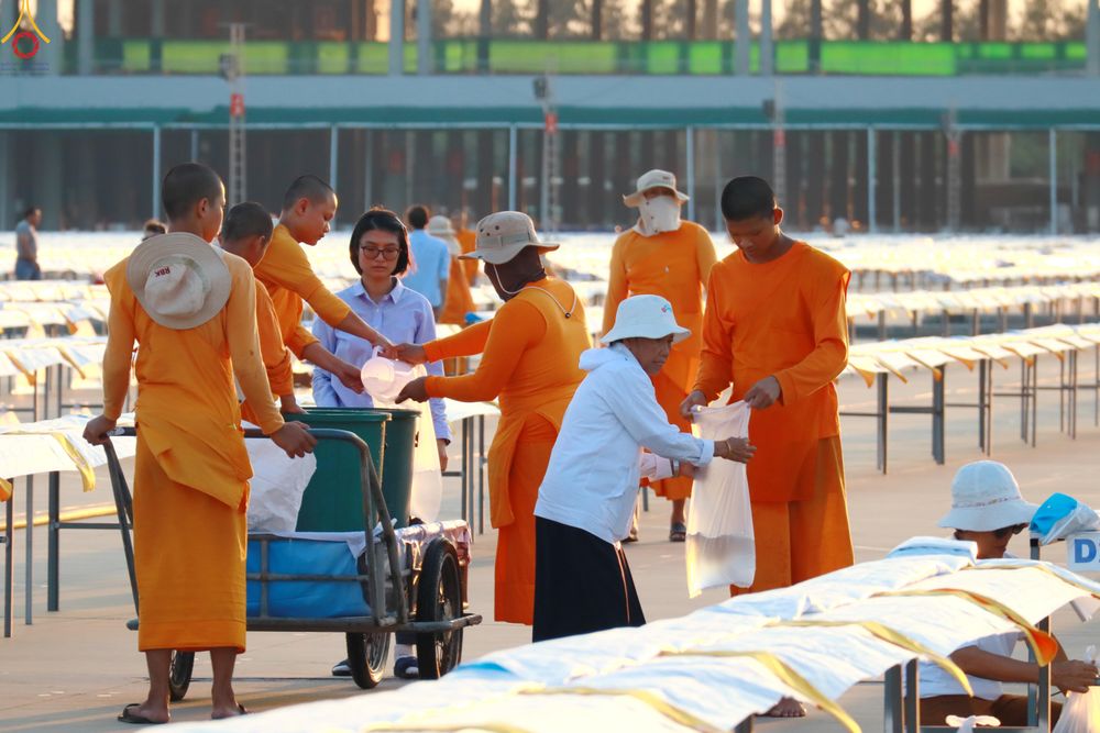 ภาพ No.321531:วันที่ 9-10 เมษายน พ.ศ.2569 การเตรียมงาน มัดถุงน้ำ ถ่วงขาโต๊ะไทยธรรม เพื่องานถวายมหาสังฆทาน 40,000 กว่าวัดทั่วประเทศ วันคุ้มครองโลก 22 เมษายน พ.ศ.2569 วัดพระธรรมกาย