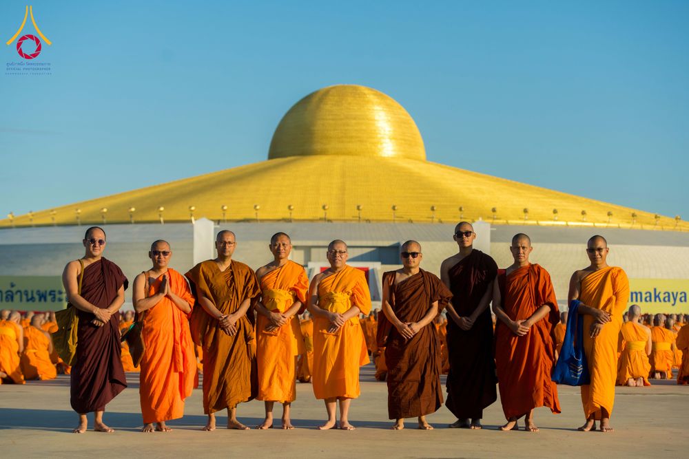 ภาพ No.285311:วันจันทร์ที่ 15 ธันวาคม พ.ศ.2568  บันทึกภาพหมู่ประวัติศาสตร์ โครงการบรรพชาอุปสมบทหมู่  รุ่นบูชาธรรมมหาปูชนียาจารย์ ประจำปี 2568 ณ ลานธรรมมหาธรรมกายเจดีย์ วัดพระธรรมกาย