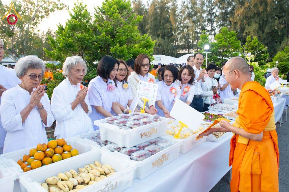 ภาพ No.288882:วันที่ 6 มกราคม พ.ศ. 2569 พิธีถวายภัตตาหารเป็นสังฆทาน แด่พระธรรมยาตรา ในโครงการธรรมยาตรา กตัญญูบูชา มหาปูชนียาจารย์ พระมงคลเทพมุนี(สด จนฺทสโร) พระผู้ปราบมาร อนุสรณ์สถาน 7 แห่ง ปีที่ 14 ณ อนุสรณ์สถานมหาวิหารพระมงคลเทพมุนี (โลตัสแลนด์) อ.สองพี่น้อง จ.สุพรร