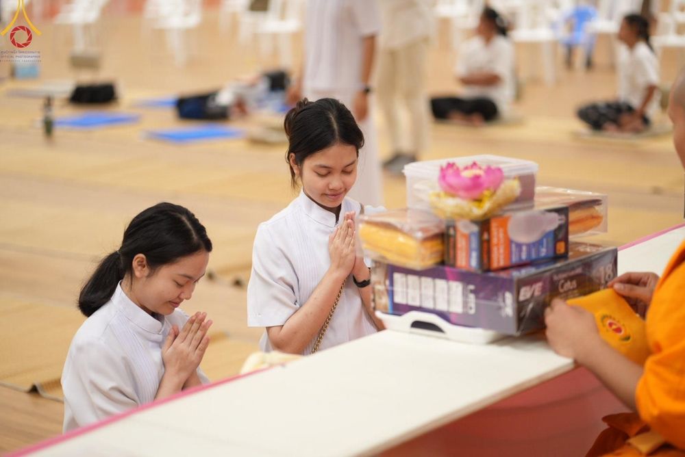 ภาพ No.145395:พิธีถวายผ้าอาบน้ำฝนและประทีปโคมไฟ ณ สภาธรรมกายสากล วัดพระธรรมกาย วันเสาร์ที่ 20 กรกฎาคม พ.ศ. 2567