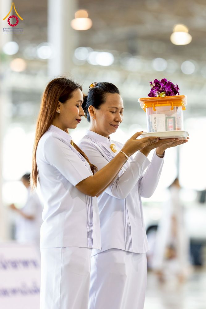 ภาพ No.256929:วันที่ 5 ตุลาคม พ.ศ. 2568 พิธีตักบาตร ข้าวสารอาหารแห้ง ณ บ้านแก้วเรือนทองคุณยายฯ สภาธรรมกายสากล วัดพระธรรมกาย