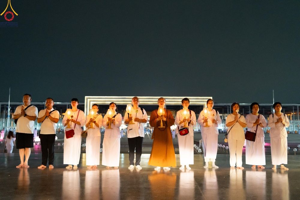 ภาพ No.279392:พิธีจุดวิสาขประทีป พิธีเวียนประทักษิณ ในวันวิสาขบูชา พุธที่ 22 พฤษภาคม พ.ศ. 2567 ( วันพระขึ้น 15 ค่ำ เดือน 6 ) ณ ลานธรรม พระมหาธรรมกายเจดีย์ วัดพระธรรมกาย จ.ปทุมธานี