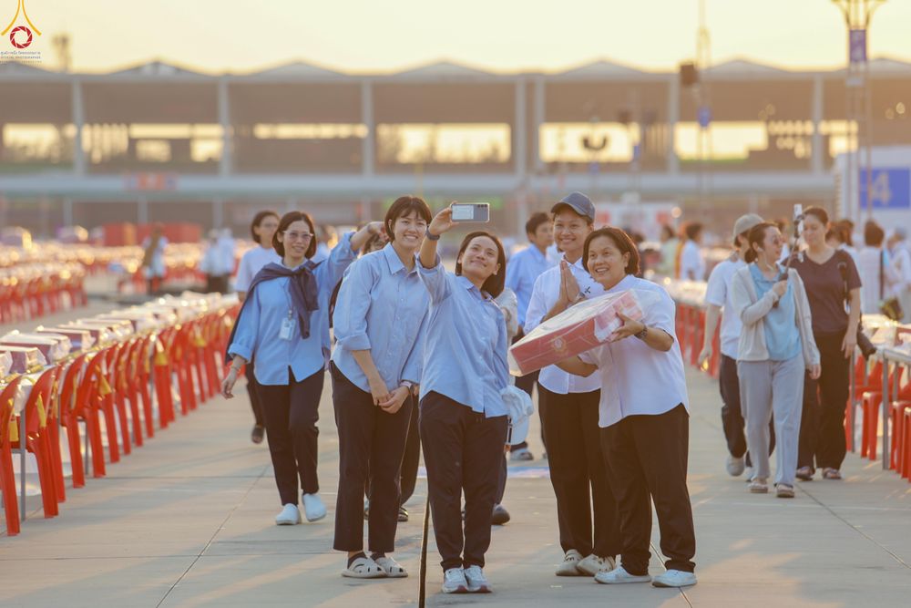 ภาพ No.322635:วันที่ 17 เมษายน พ.ศ.2569 การเรียงกล่องไทยธรรม เรียงน้ำดื่ม เรียงร่ม ณ ลานธรรมพระมหาธรรมกายเจดีย์ เพื่องานถวายมหาสังฆทาน 40,000 กว่าวัดทั่วประเทศ วันคุ้มครองโลก 22 เมษายน พ.ศ.2569 วัดพระธรรมกาย