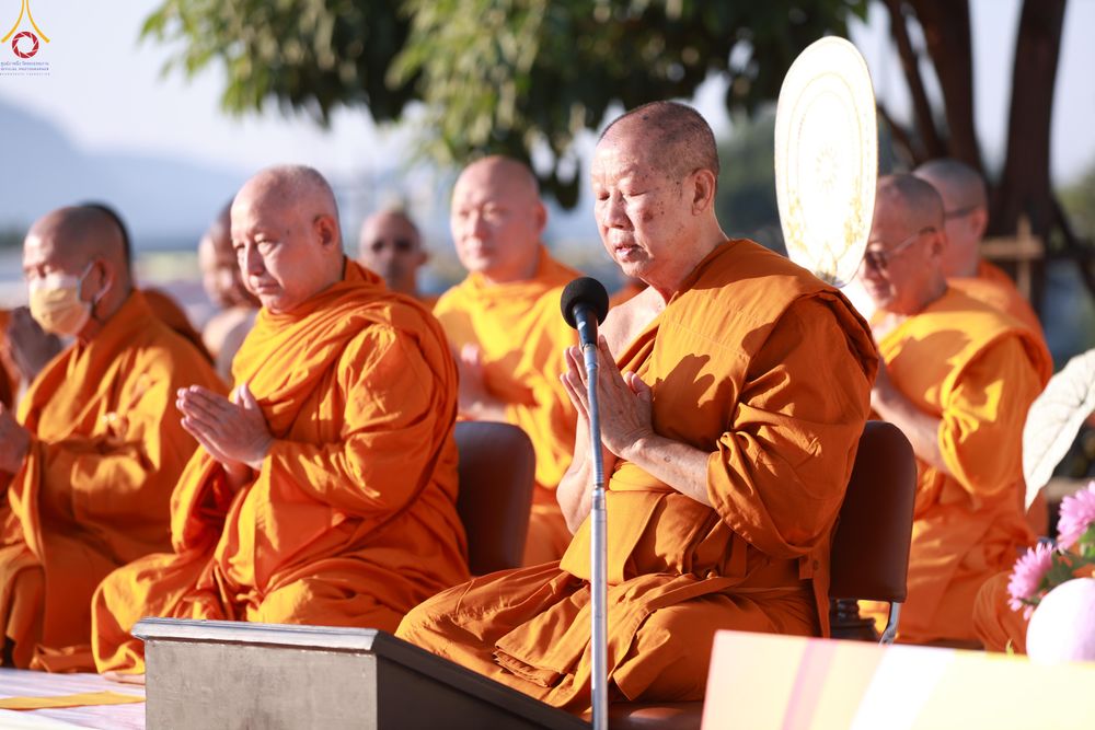 ภาพ No.284223:วันเสาร์ที่ 20 ธันวาคม พ.ศ.2568  พิธีตักบาตรพระ 10,000 รูป เนื่องในโอกาส 194 ปี จังหวัดกาญจนบุรี และอุทิศส่วนกุศลให้แด่บรรพชนทั้งหลาย บริเวณถนนสองแคว (Skywalk) เมืองกาญจนบุรี