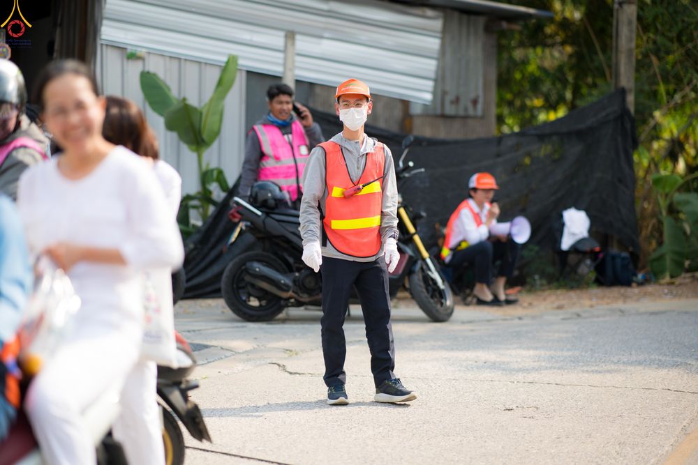 ภาพ No.300591:ภาพเบื้องหลังอาสาสมัครรวมใจ ชุดที่ 3 ในโครงการธรรมยาตรา กตัญญูบูชา มหาปูชนียาจารย์ พระมงคลเทพมุนี(สด จนฺทสโร) พระผู้ปราบมาร อนุสรณ์สถาน 7 แห่ง ปีที่ 14