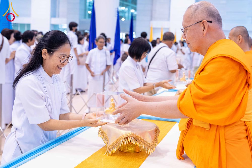 ภาพ No.338054:วันอาทิตย์ต้นเดือน 5 กรกฎาคม พ.ศ.2569 สัมมนาพิเศษ พิธีมอบพระของขวัญ ณ ห้องแก้วสารพัด1 วัดพระธรรมกาย