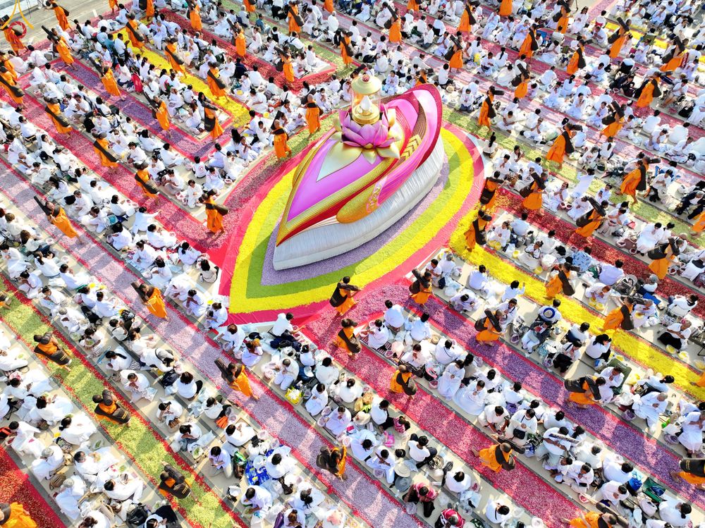 ภาพ No.295304:วันที่ 16 มกราคม พ.ศ. 2569 พิธีต้อนรับพระธรรมยาตรา อนุสรณ์สถานลำดับที่ 4 (ภาพชุดที่ 2) สถานที่เกิดด้วยกายธรรม ณ วัดโบสถ์บน ต.บางคูเวียง จ.นนทบุรี ในโครงการธรรมยาตรา กตัญญูบูชา มหาปูชนียาจารย์ พระมงคลเทพมุนี(สด จนฺทสโร) พระผู้ปราบมาร อนุสรณ์สถาน 7 แห่ง ปี