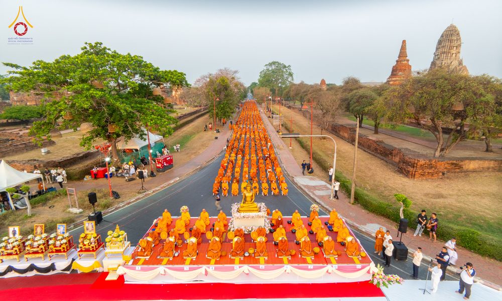 ภาพ No.318002:วันเสาร์ที่ 4 เมษายน พ.ศ. 2569 งานทำบุญเมืองใจกลางอยุธยา  ตักบาตรพระ 1,109 รูป ณ ถนนชีกุน หน้าวัดมหาธาตุ และวัดราชบูรณะ