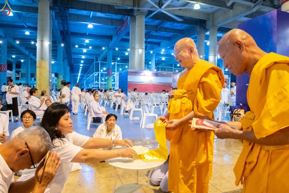 ภาพ No.280327:วันที่ 31 ธันวาคม พ.ศ.2568 -วันที่ 1 มกราคม พ.ศ.2569 พิธีฉลองชัยสวดมนต์บทธัมมจักกับปปวัตนสูตร ครบ 8,000,000,000 จบ , พิธีสวดมนต์ข้ามปี ณ วัดพระธรรมกาย