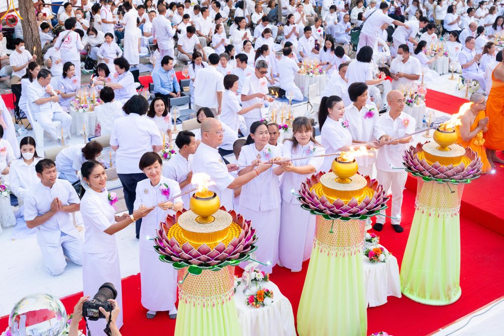 ภาพ No.297021:วันที่ 17 มกราคม พ.ศ. 2569 พิธีจุดประทีปถวายเป็นพุทธบูชา และบูชาธรรมมหาปูชนียาจารย์ (ภาพชุดที่ 2) ณ วัดโบสถ์บน ต.บางคูเวียง จ.นนทบุรี อนุสรณ์สถานลำดับที่ 4 สถานที่เกิดด้วยกายธรรม ในโครงการธรรมยาตรา กตัญญูบูชา มหาปูชนียาจารย์ พระมงคลเทพมุนี(สด จนฺทสโร) พร