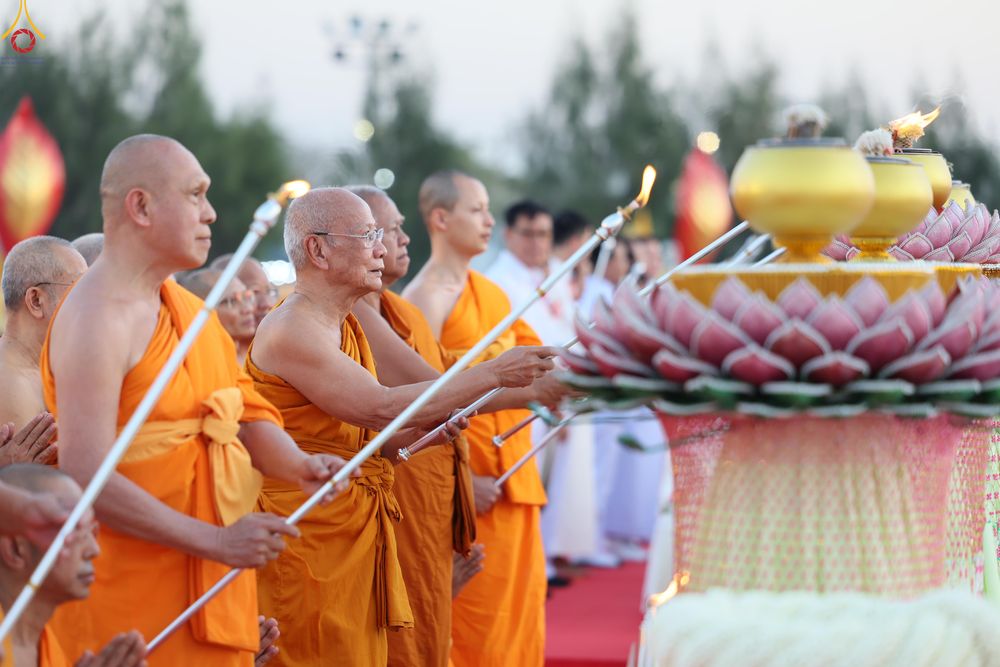 ภาพ No.302139:วันที่ 23 มกราคม พ.ศ. 2569 พิธีจุดประทีปธรรมถวายเป็นพุทธบูชา (ภาพชุดที่ 2) และบูชาธรรมมหาปูชนียาจารย์  ณ อนุสรณ์สถานลำดับที่ 5 สถานที่เผยแผ่วิชชาธรรมกายครั้งแรก อนุสรณ์สถานบางปลา วัดบางปลา อำเภอบางเลน จังหวัดนครปฐม ในโครงการธรรมยาตรา กตัญญูบูชา มหาปูชนีย