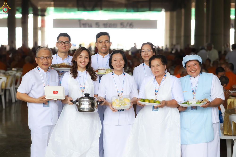 ภาพ No.325795:วันที่ 22 เมษายน พ.ศ.2569(วันคุ้มครองโลก) งานถวายมหาสังฆทาน 40,000 กว่าวัดทั่วประเทศ เจ้าหน้าที่ สาธุชน ร่วมใจจัดเตรียมภัตตาหารเพล (ชุด 2)