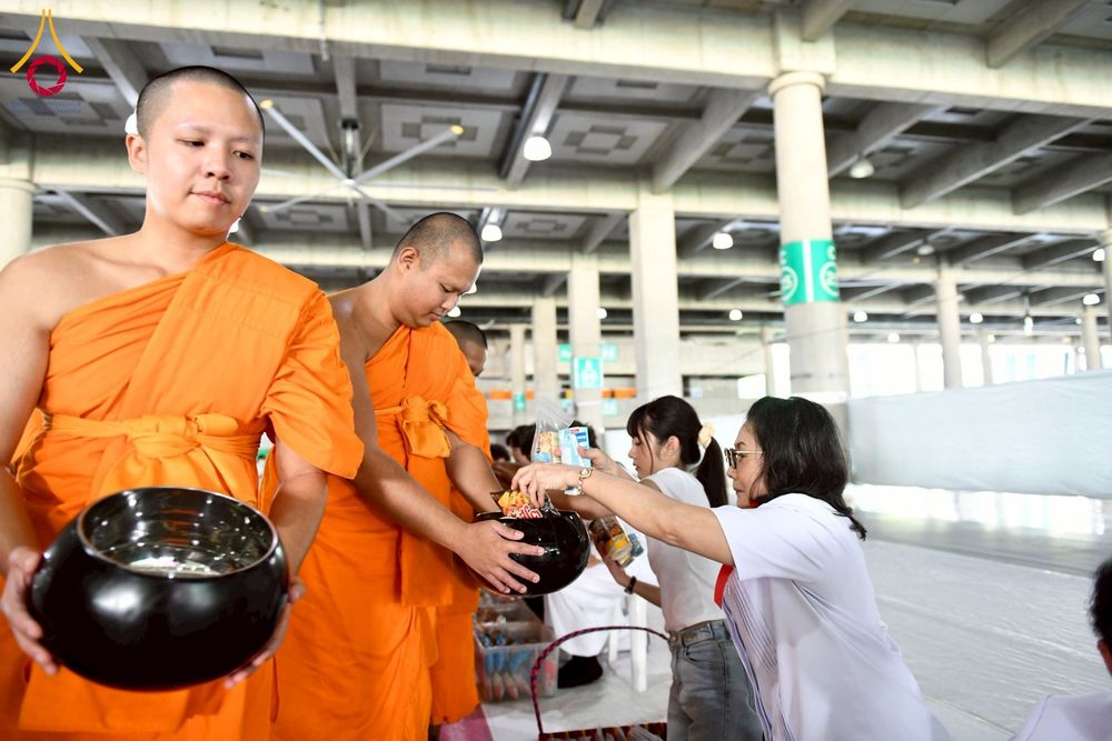 ภาพ No.256656:วันที่ 11 ตุลาคม พ.ศ. 2568 พิธีตักบาตรฉลองพระใหม่  โครงการอุปสมบทบูชาธรรม 141 ปี  พระมงคลเทพมุนี (สด จนฺทโร) ผู้ค้นพบวิชชาธรรมกาย ณ มหาวิหารคด 9 วัดพระธรรมกาย